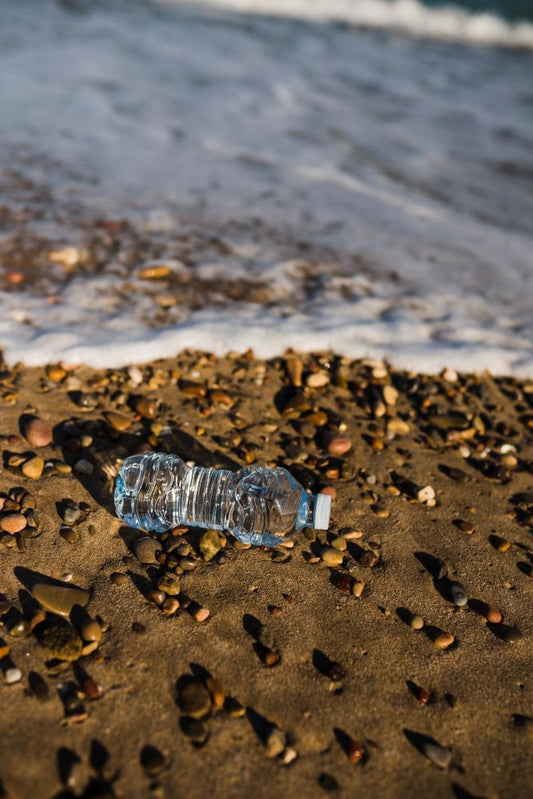 Mikroplastik in den Gewässern: Die Auswirkungen auf die Kosmetik- und Hautpflegeindustrie